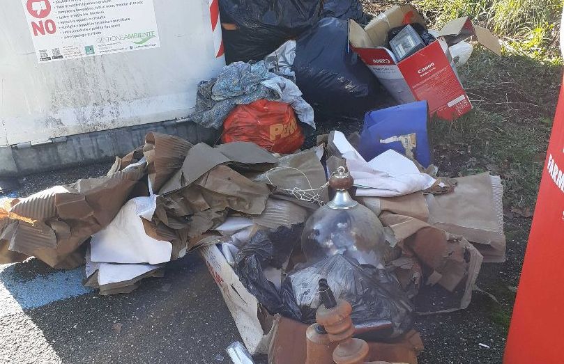 Novi Ligure, abbandona questi rifiuti vicino alla Campana del vetro, preso da Gestione Ambiente