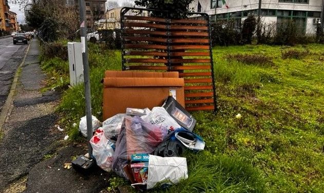 Abbandona questi rifiuti davanti a una scuola a Novi Ligure ma vIene individuato da Gestione Ambiente