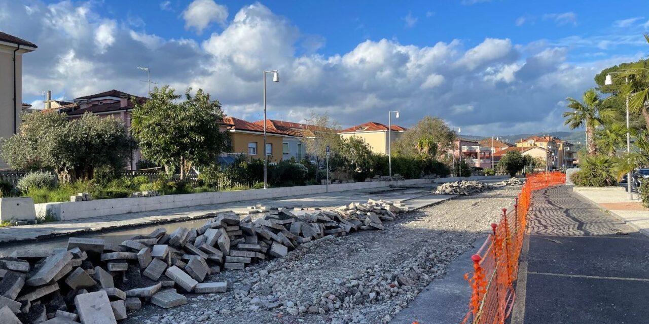 A Diano Marina si aggiusta il parcheggio rovinato da un camionista che non ha rispettato il divieto