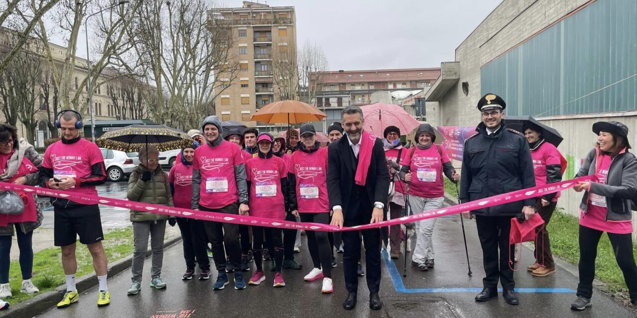 Il maltempo non ferma Justthewomaniam inaugurata dal Sindaco Chiodi sotto la pioggia