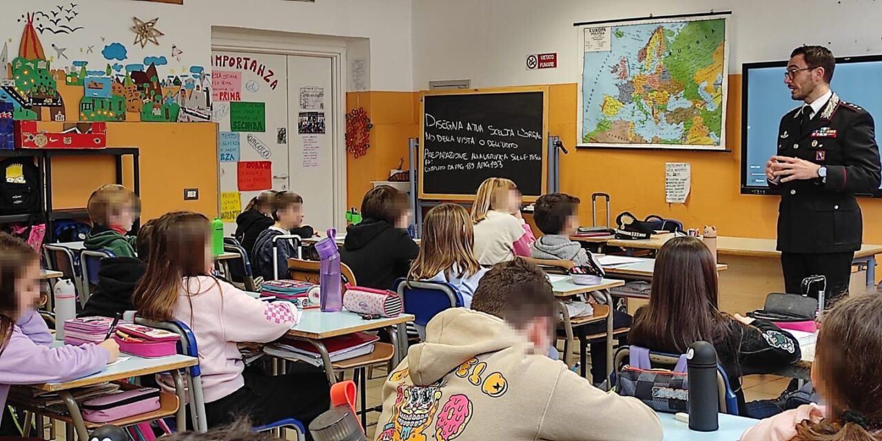 Il Capitano dei Carabinieri di Tortona Domenico Lavigna  parla ai ragazzi del Comprensivo B