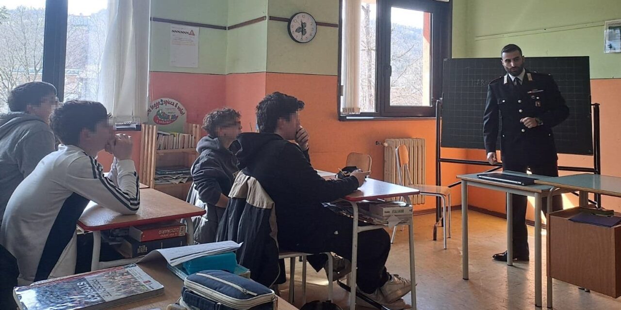 I carabinieri di San Sebastiano Curone istruiscono i giovani della media contro il bullismo