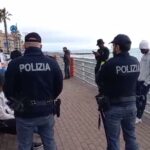 Droga ai giardini, un arresto e armi sequestrate: la Polizia di Ventimiglia ferma tre cittadini extracomunitari