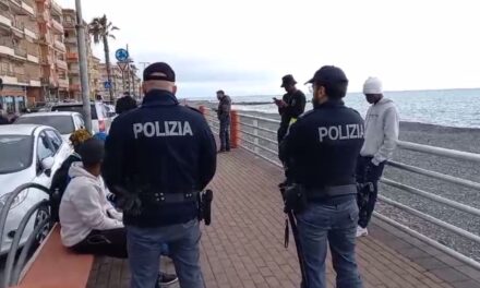 Droga ai giardini, un arresto e armi sequestrate: la Polizia di Ventimiglia ferma tre cittadini extracomunitari