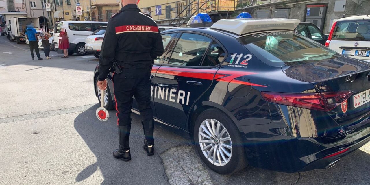 Alessandria, dichiarano di essere venditori ambulanti di coltelli ma non hanno alcuna licenza