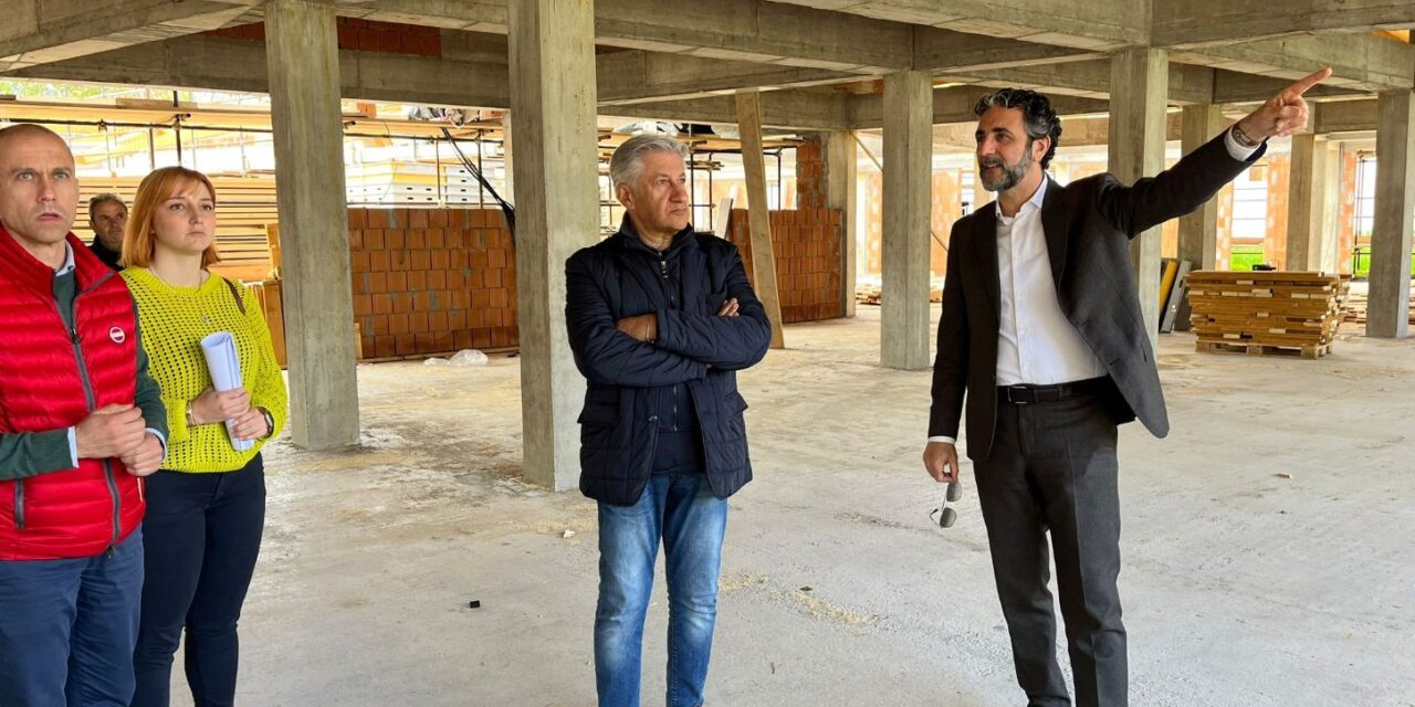 Taggia, mattinata di sopralluoghi con i tecnici della Provincia: “Oggi vediamo un nuovo futuro per le ex caserme Revelli”
