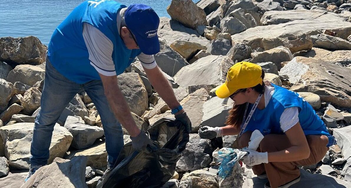 Importante lavoro di pulizia alle spiagge di San Bartolomeo al mare