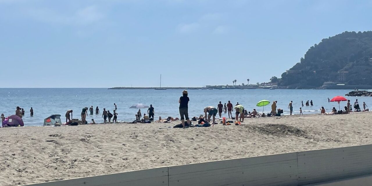 Boom di gente in spiaggia  a Diano Marina e in città
