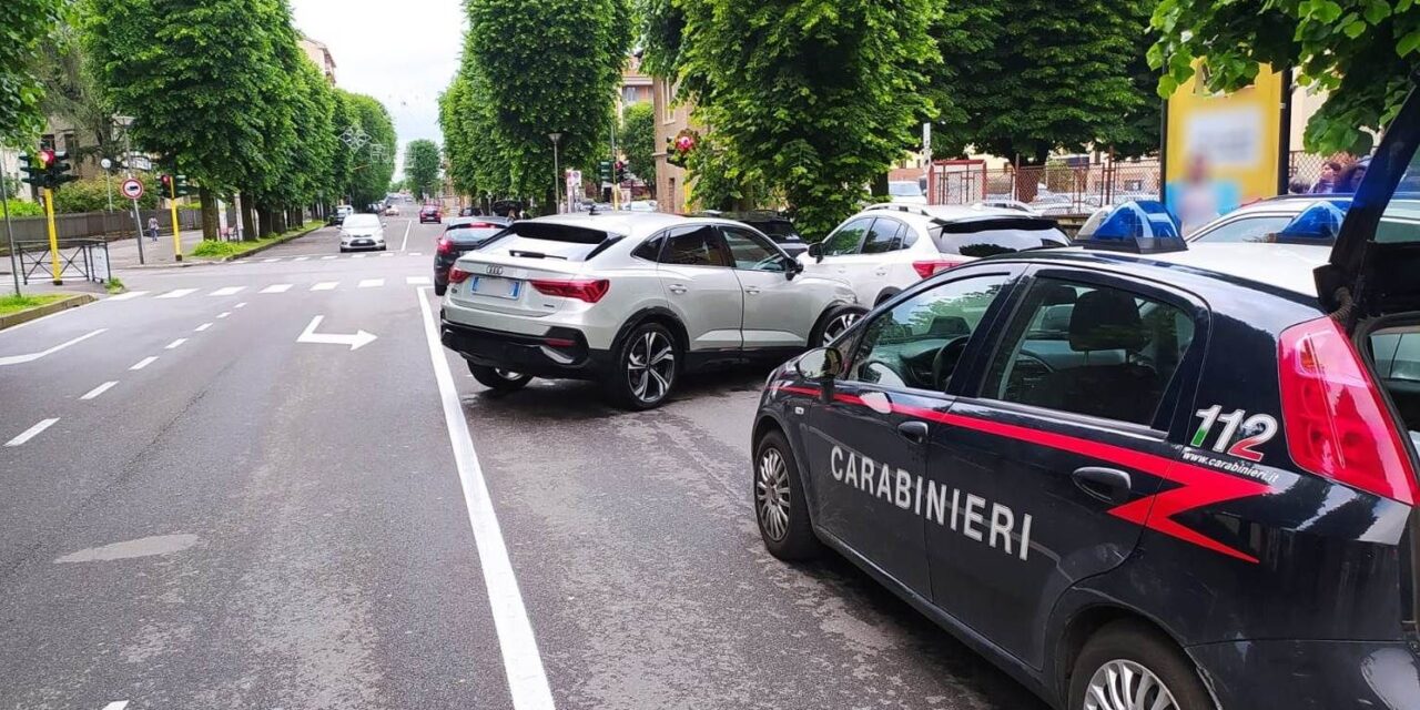 Va a sbattere contro le auto in sosta in corso Cavour a Tortona