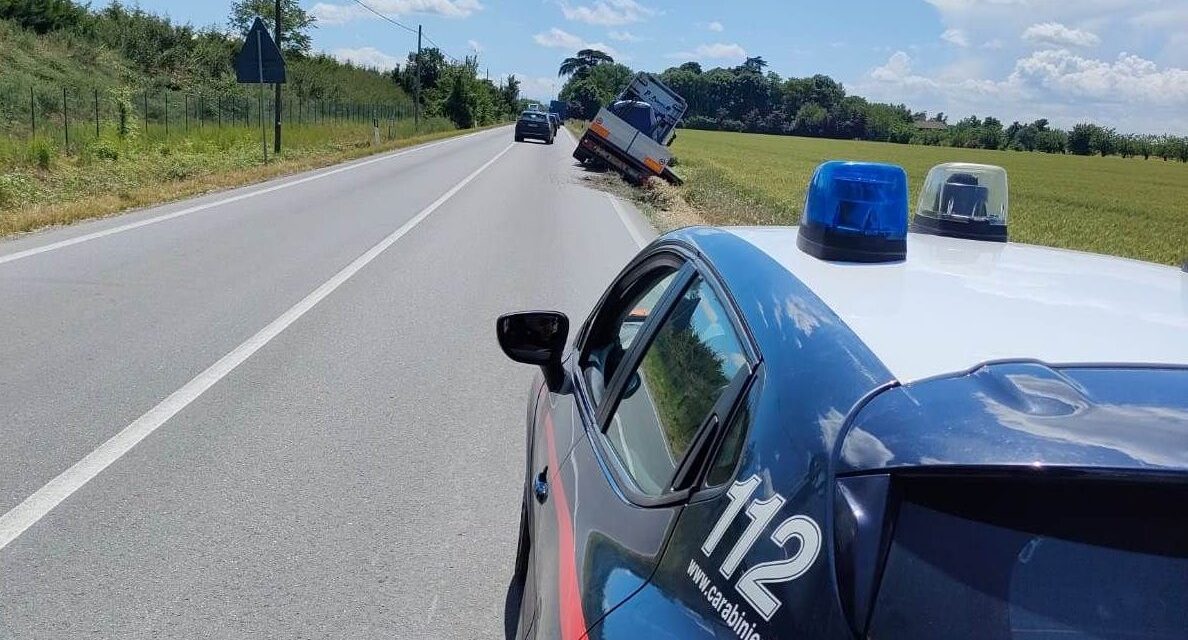 Fuori strada col camion a Pozzolo Formigaro, intervengono i Carabinieri