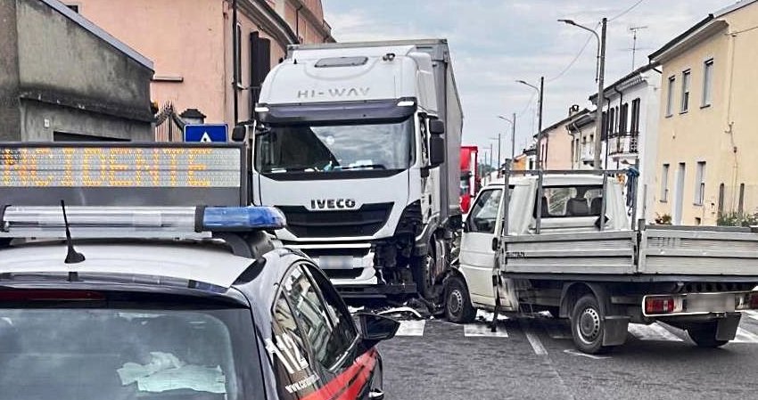 Incidente fra un due camion  a Ozzano Monferrato, un ferito