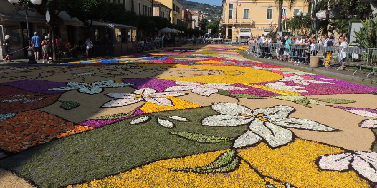 Domenica a Diano Marina c’è l’infiorata del Corpus Domini, una delle più belle del Ponente Ligure