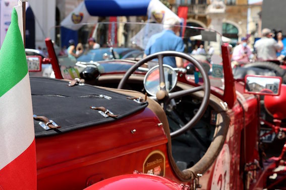 “Quattro ruote per chi non vede”, a Finale Ligure il raduno Auto d’Epoca e Supercars 