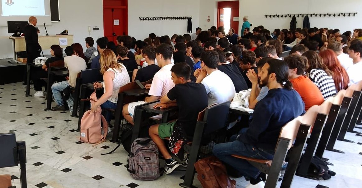 Imperia, i Carabinieri incontrano i ragazzi del Polo Tecnologico imperiese