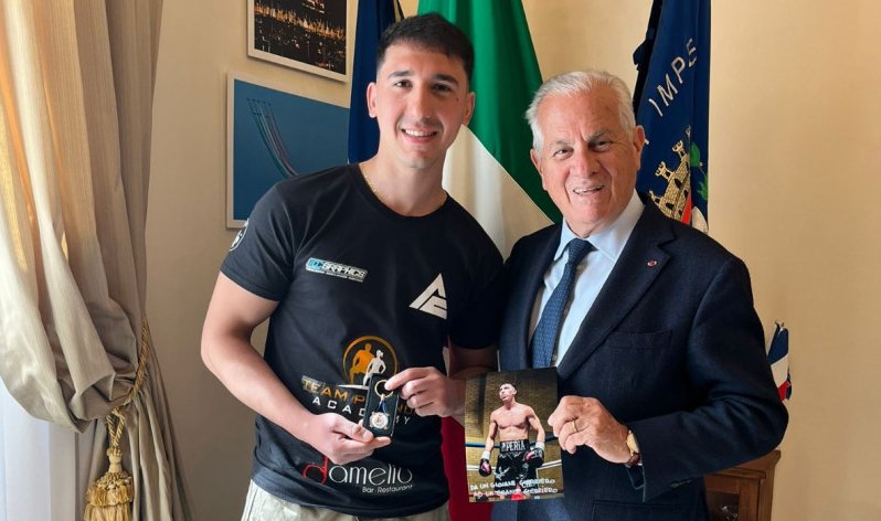 Imperia, il pugile Andrea Cikalleshi ricevuto a Palazzo Civico dal sindaco Scajola