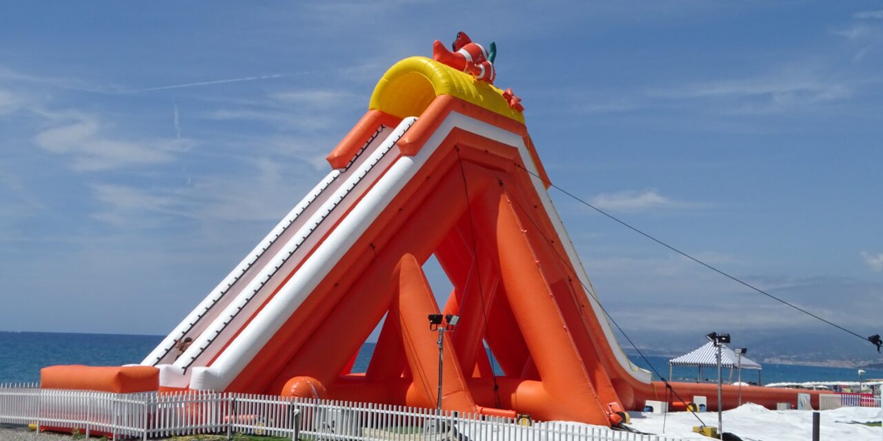 Al via l’edizione 2024 del parco giochi Vallecrosia Beach e il ritorno dello scivolone acquatico da 50 metri