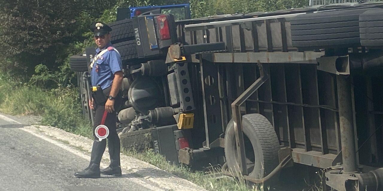 Questo camion pieno di carta si ribalta a Capriata d’Orba