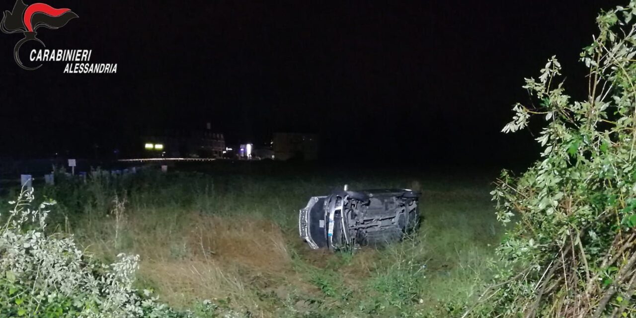 Ovada, la strada è bagnata e l’auto vola fuori strada, intervengono i Carabinieri