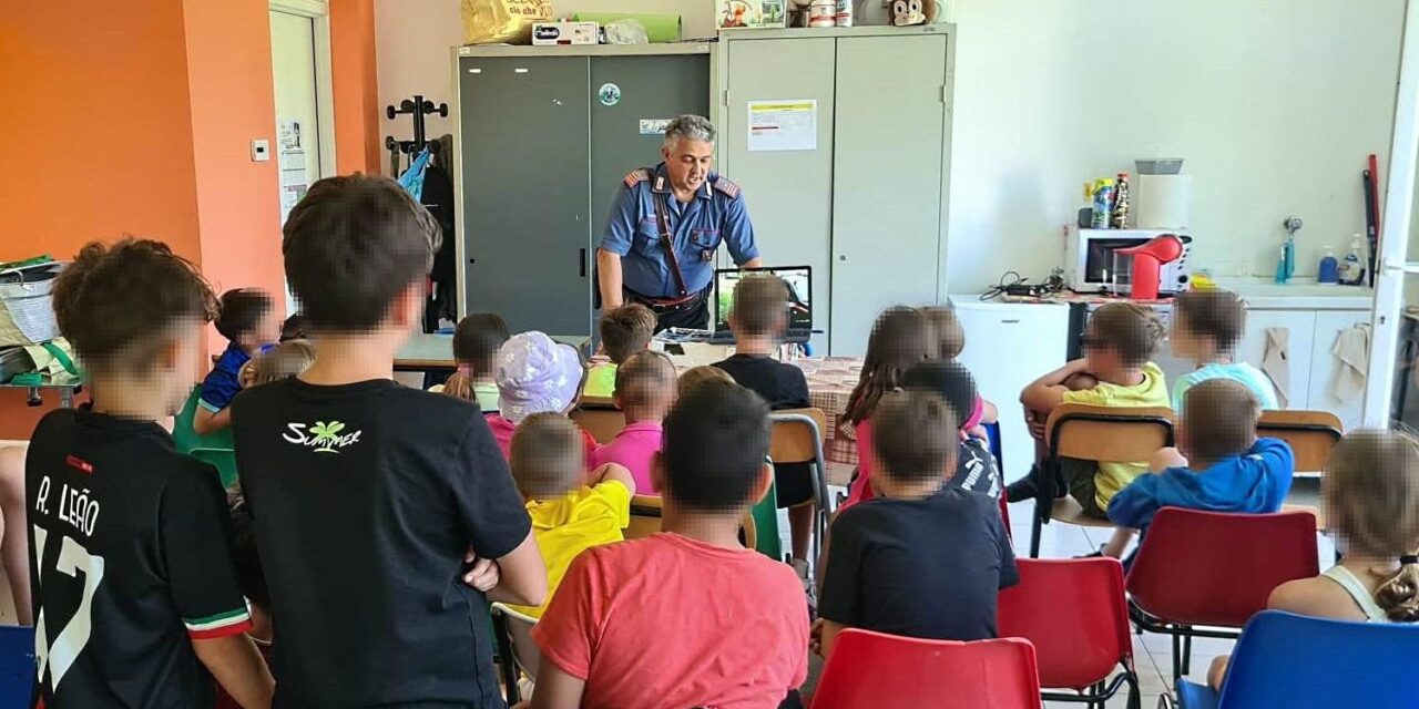 I giovani studenti di Vignole Borbera a scuola dai Carabinieri