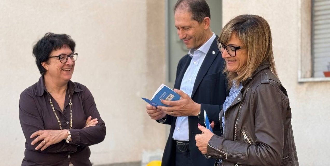 Diano Marina, Sindaco e Assessore Messico in visita alle scuole per augurare buona estate consegnando…