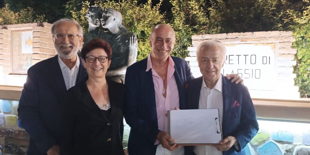 Una nuova piastrella per il Muretto di Alassio, firmata ieri da Beppe Conti