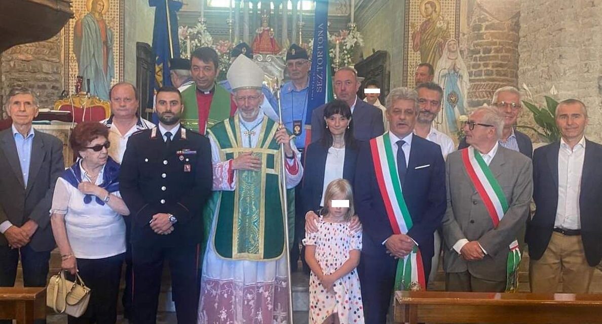 Fabbrica Curone in festa per la visita del Vescovo Monsignor Guido Marini con tanta gente e politici