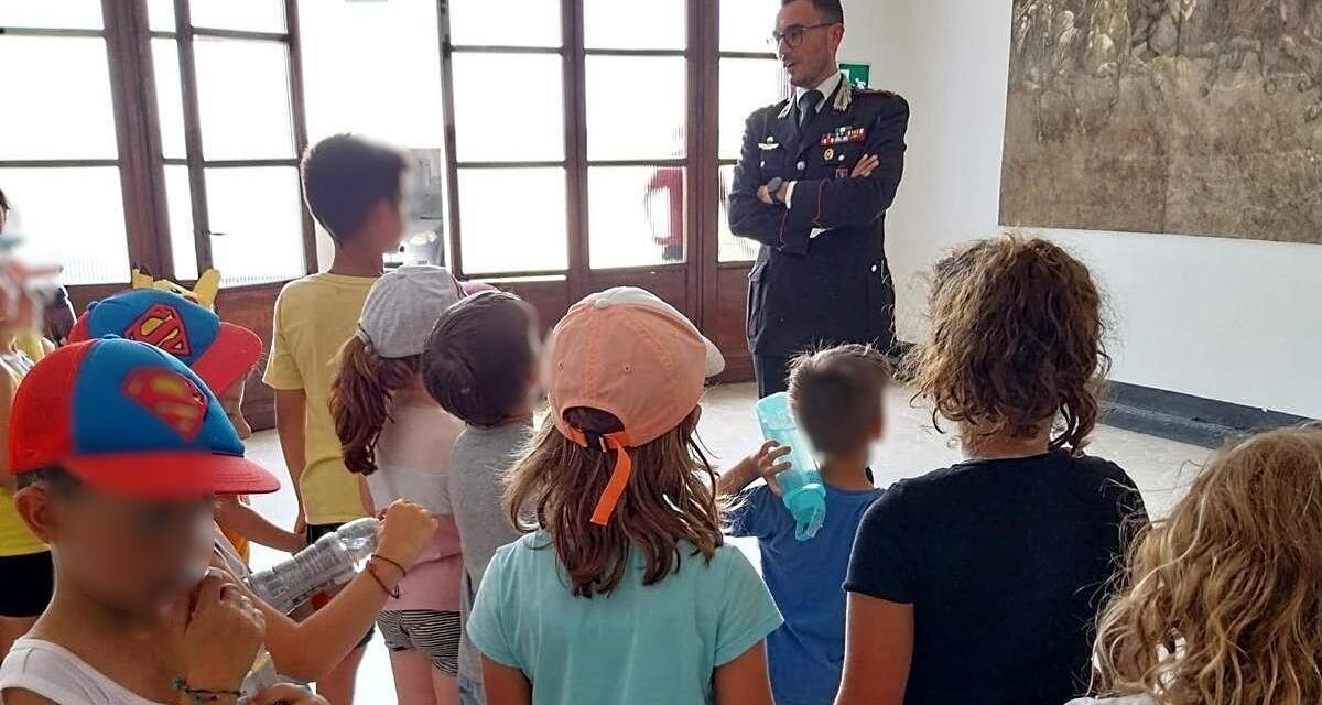I Carabinieri di Tortona aprono le porte della caserma ai bambini, accompagnandoli fra arte, storia e attualità