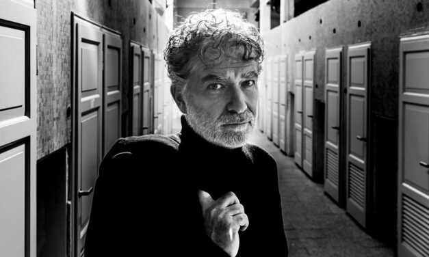 “Ettore e Andromaca che non volevano la guerra”: Gioele Dix porta il mito al Teatro Romano di Ventimiglia