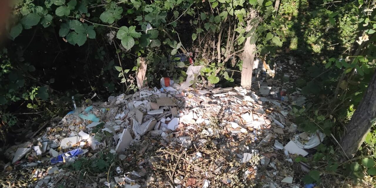 Scaricano questi rifiuti sulle sponde Scrivia a Tortona, presi dalla Polizia Municipale pagheranno 6.500 euro