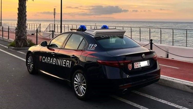 Provincia di Imperia. Furti in esercizi commerciali e su auto in sosta: arresti e denunce da parte dei Carabinieri