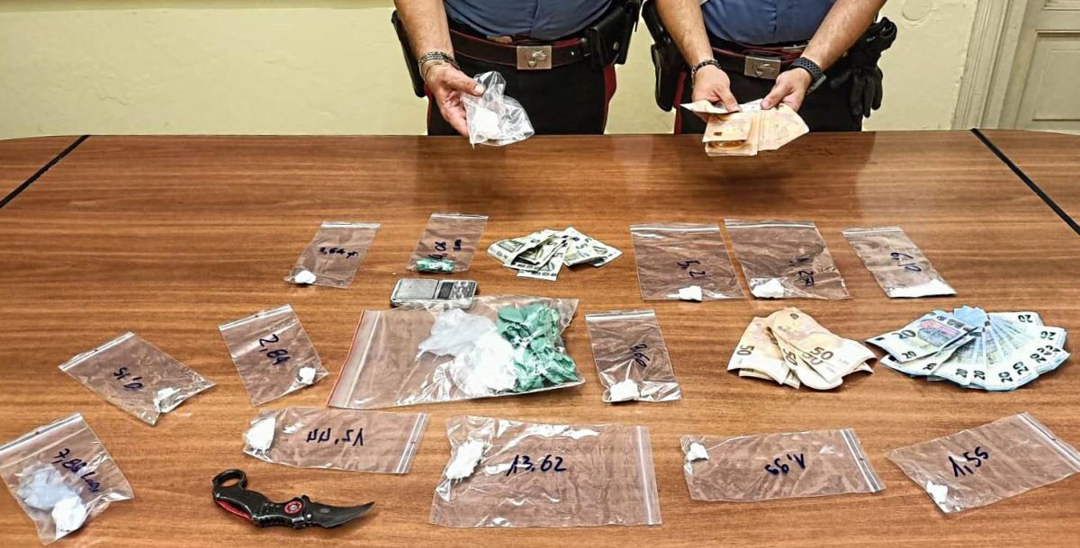 Duro colpo dei Carabinieri di Tortona allo spaccio in città: tre arresti e due denunce per un giro di oltre 10.000 euro.
