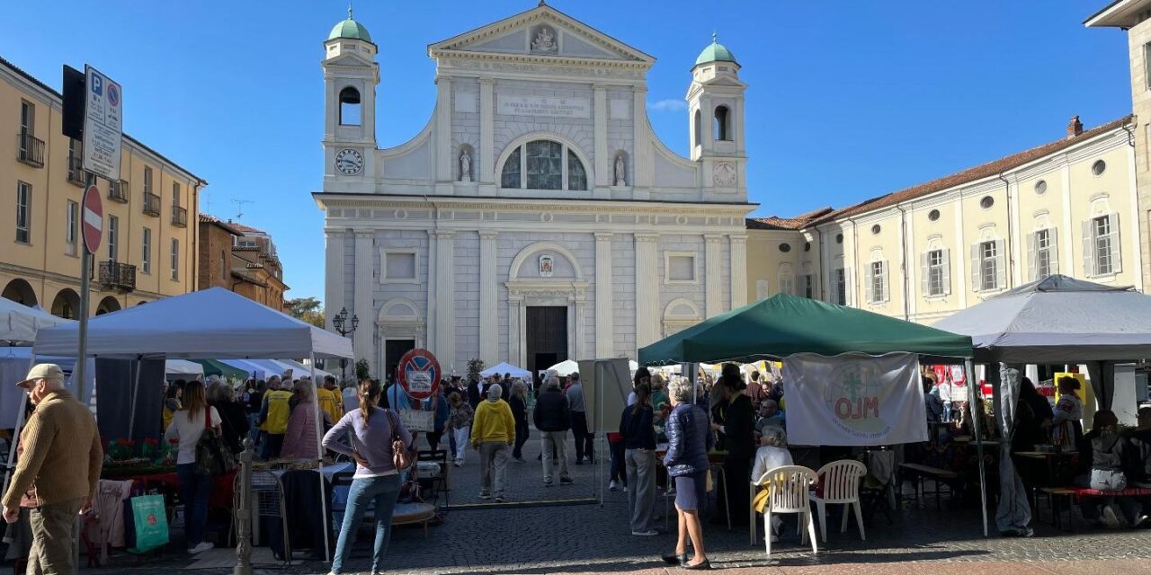 Un successo a Tortona la Giornata del volontariato con tante persone in piazza. Le immagini