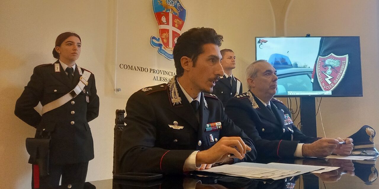 Rapinano un distributore ad Alessandria, presi dai Carabinieri