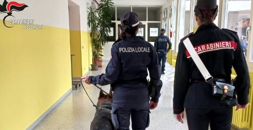 Carabinieri e Polizia Locale in sinergia con i Dirigenti Scolastici per la prevenzione all’uso di droghe nelle scuole del casalese.