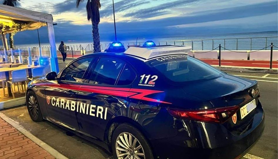 Ventimiglia, rapinatore aggredisce addetto alla sicurezza del supermercato e scappa con la merce, arrestato