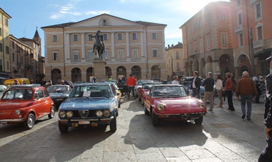 Casale Monferrato, la Polizia al raduno delle auto storiche con l’Alfetta