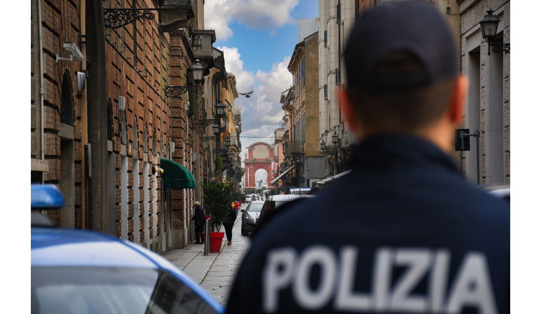 Ladro sorpreso a rubare in un supermercato aggredisce gli agenti e li manda in ospedale, arrestato!