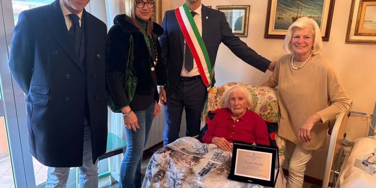 Vanda Fadelli festeggia 100 anni: il Sindaco fa visita alla storica commerciante dianese per consegnarle un omaggio speciale dal Comune 