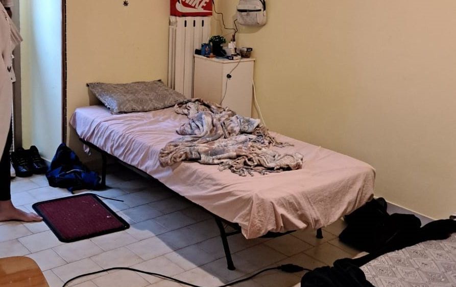 Due nordafricani occupano abusivamente questo alloggio a Tortona ma la Polizia Municipale li ha sgombrati