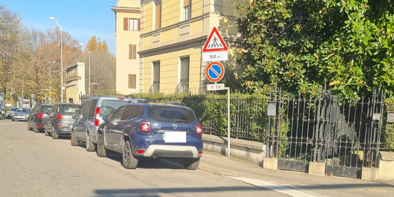 Tortona, parcheggia l’auto in curva e blocca il traffico