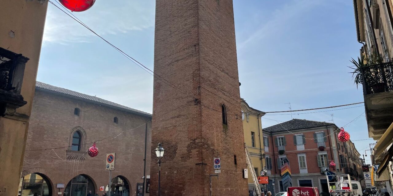 A Tortona sono già state installate le luminarie di Natale. Le immagini