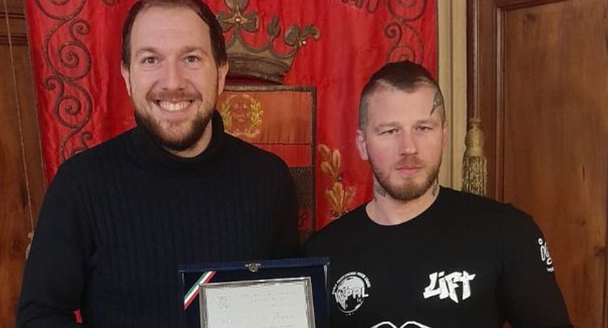 Il campione di powerlifting Marco Francia Germani è stato accolto in Comune a Casale Monferrato