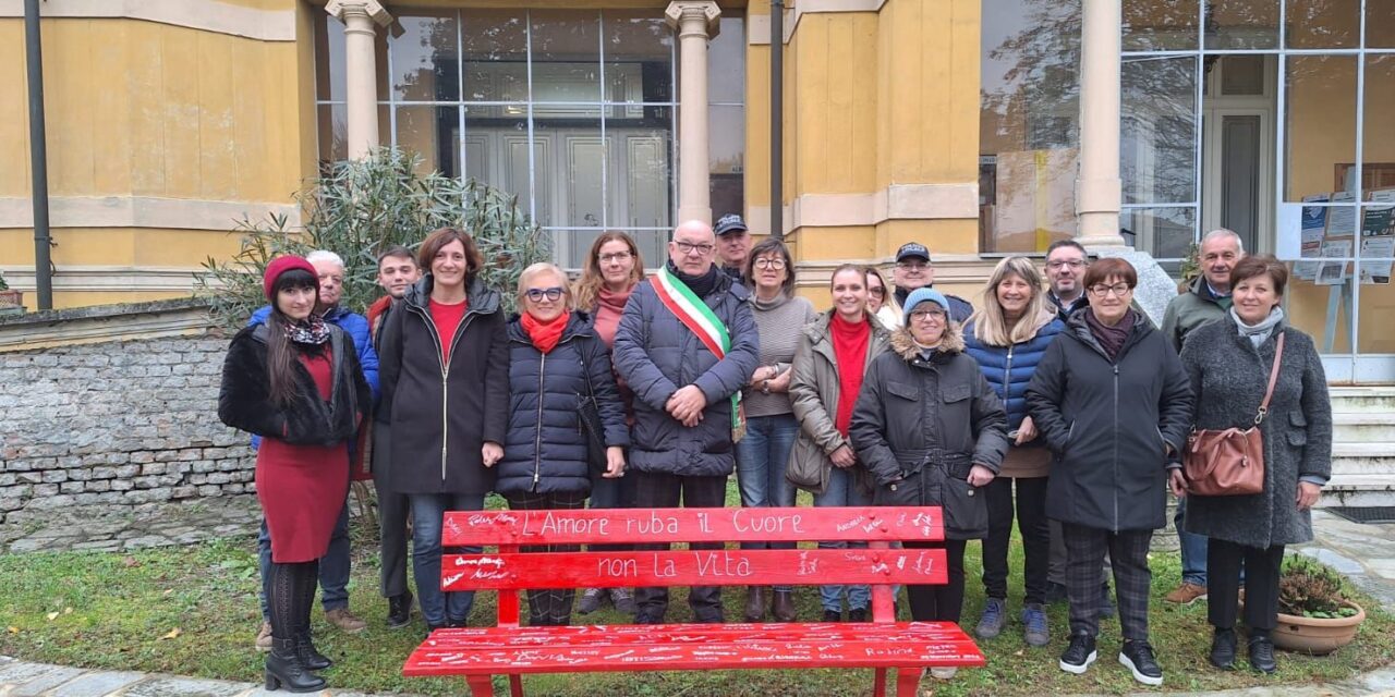 La panchina rossa a Pontecurone, momento di riflessione per tutti