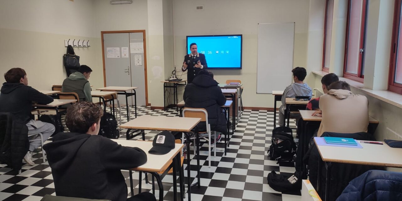 Gli studenti del Marconi di Tortona hanno incontrato il maggiore Luca Bellotti