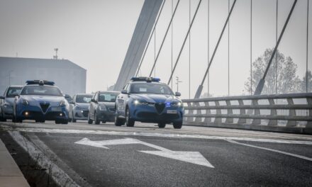 Alessandria, frustano una donna sul bus con una cintura, individuati dalla Polizia