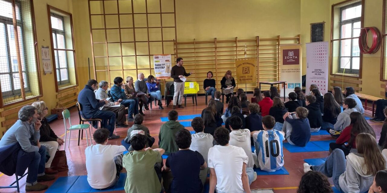 “Com’eri vestita?” la mostra contro gli stereotipi della violenza di genere al Liceo Amaldi di Novi Ligure