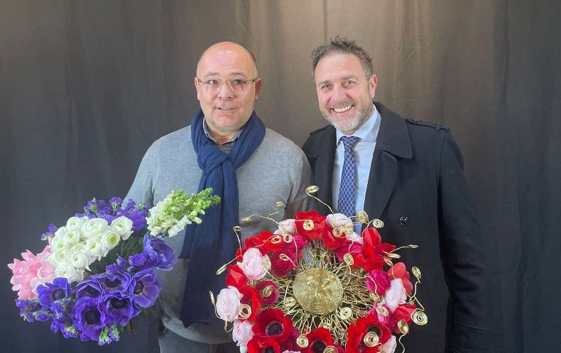Alessandro Piana premia il vincitore del “Bouquet festival di Sanremo”