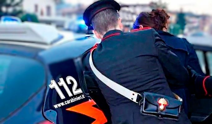 Dopo i maltrattamenti in famiglia a Vignole Borbera cerca di scappare ma i Carabinieri lo arrestano