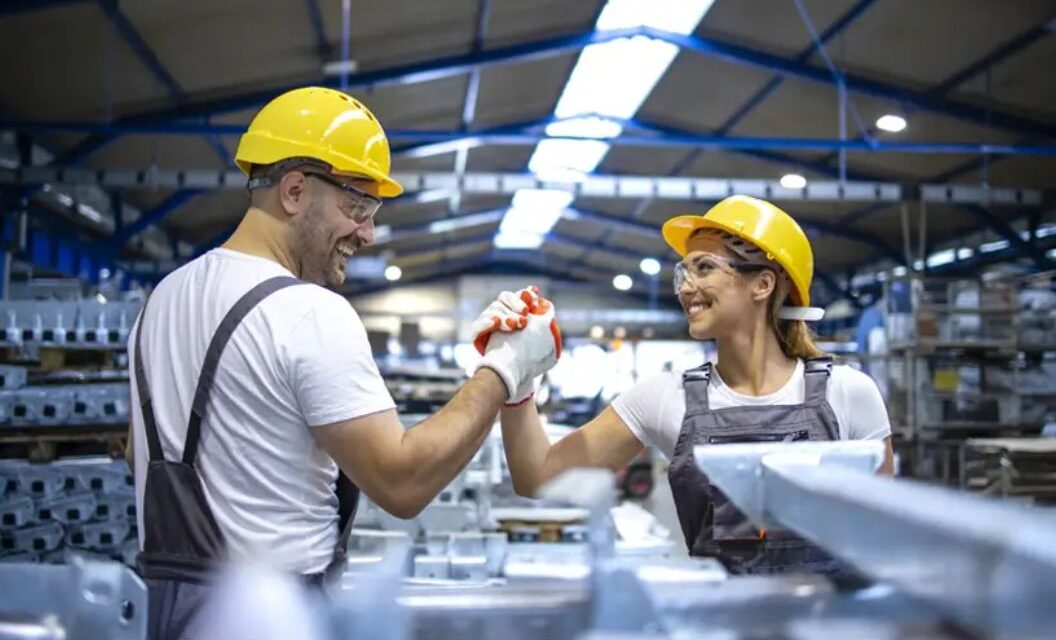 Noleggio degli abiti da lavoro nel settore manifatturiero: vantaggi e costi