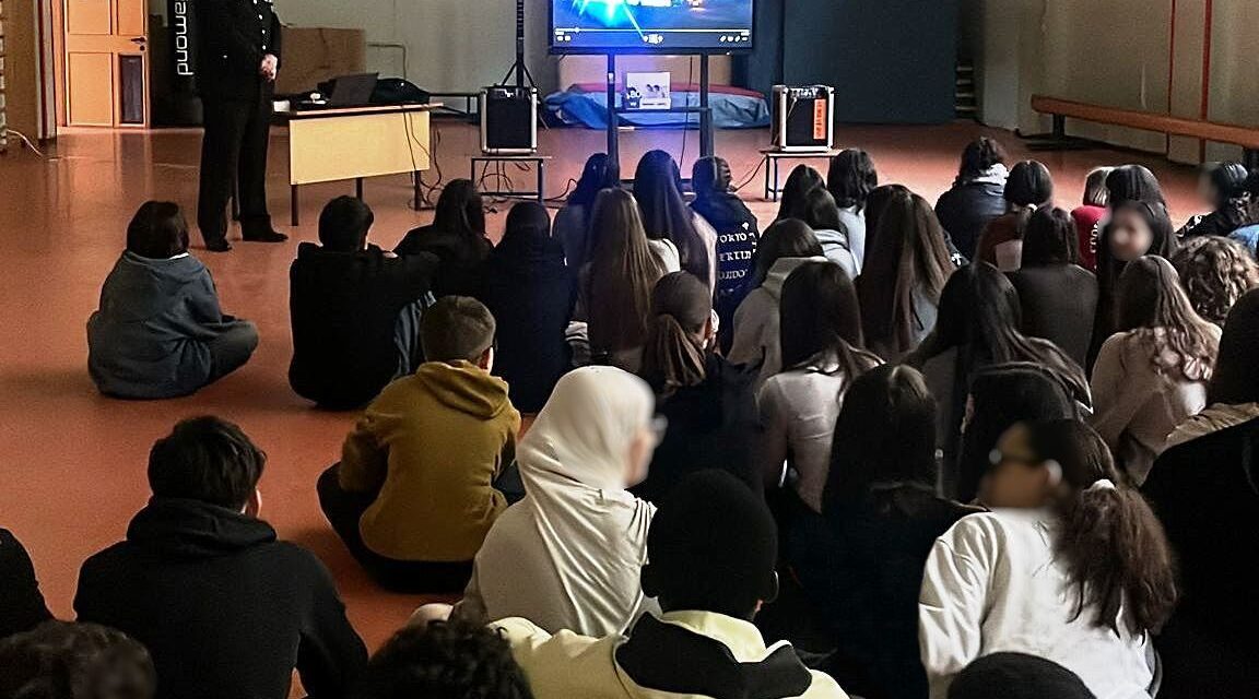 I Carabinieri con Tortonese Graziano del Rio nelle scuole di Alessandria per promuovere la cultura della legalità